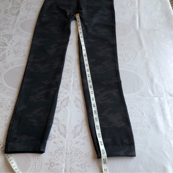Spanx Olive Green Camouflage Compression Leggings Women’s Size 1X/1TG Acticewear - Picture 10 of 16